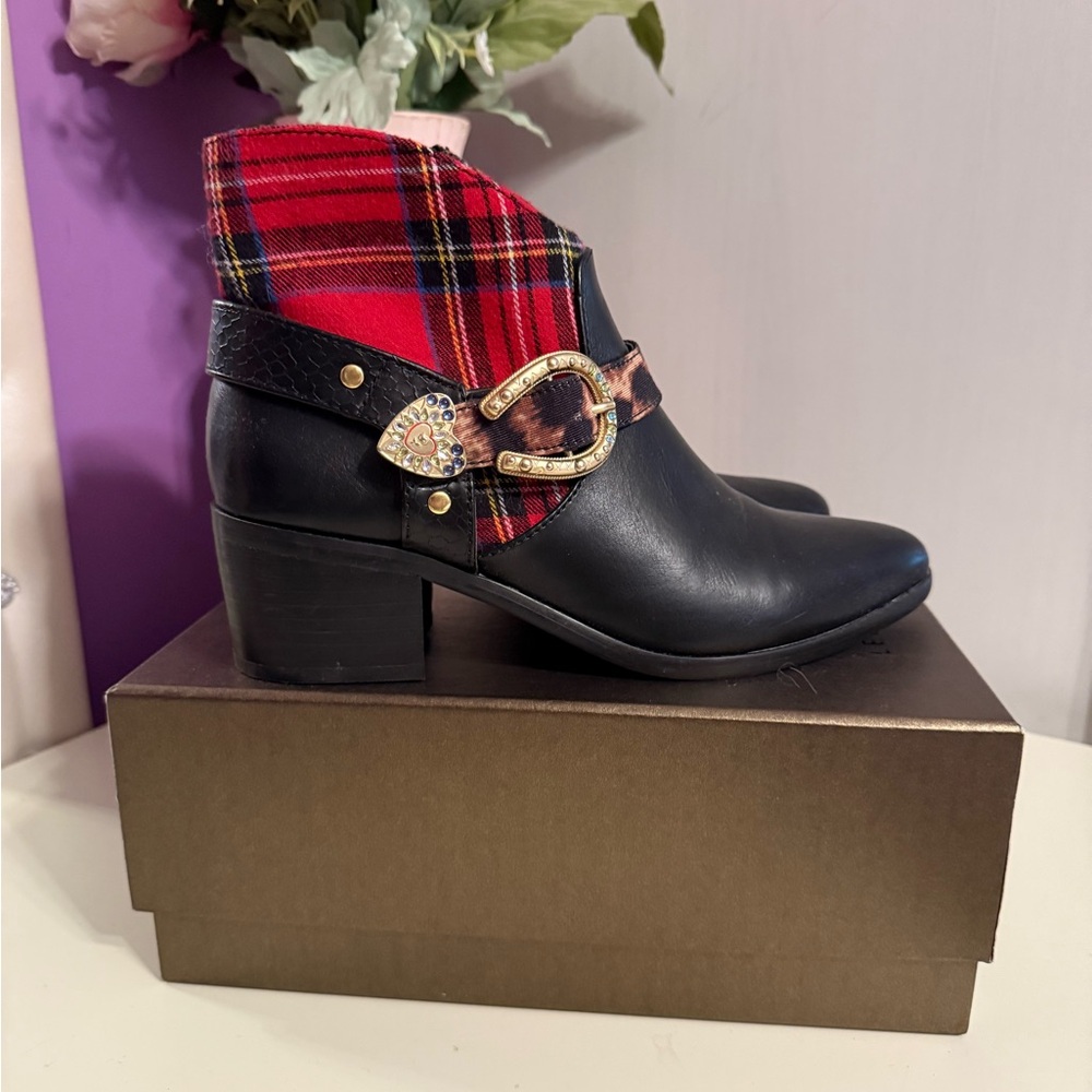 Betsey Johnson Wilma Black and Plaid Western Ankle booties. - Picture 10 of 10